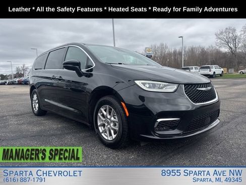 Used 2025 Chrysler Pacifica Select FWD image 1