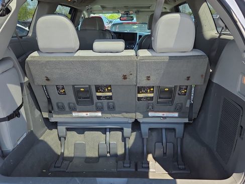Used 2017 Toyota Sienna XLE Premium FWD image 10