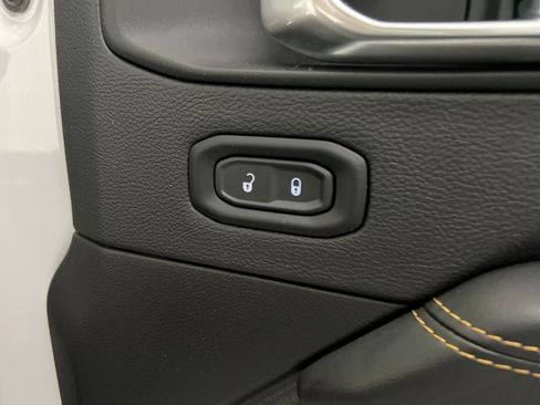 Used 2025 Jeep Wrangler Unlimited Sahara image 23