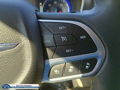 Used 2023 Chrysler Pacifica Touring-L FWD image 27