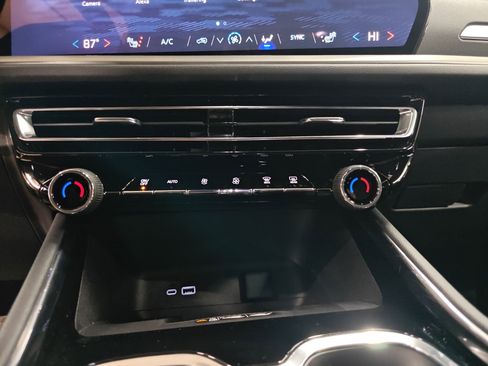 Used 2025 Chevrolet Traverse LT w/ Midnight/Sport Edition image 26