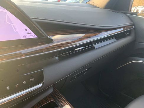 Used 2024 Cadillac Escalade ESV Luxury image 16