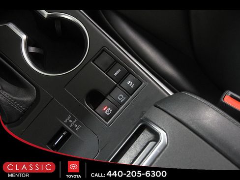 Used 2024 Toyota Highlander XLE FWD image 16