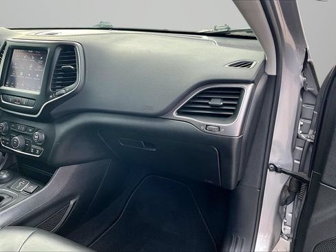 Used 2021 Jeep Cherokee Latitude Plus AWD/4WD image 18
