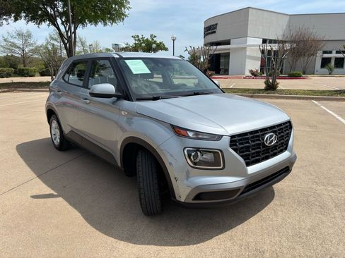 Used 2021 Hyundai Venue SE image 3