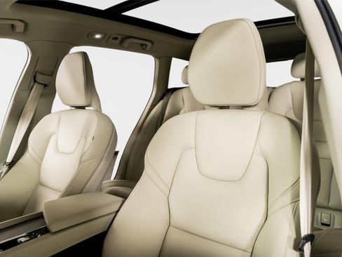 Used 2026 Volvo V60 B5 Cross Country Plus w/ Protection Package Premier image 3