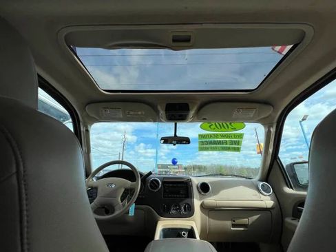Used 2005 Ford Expedition XLT image 22
