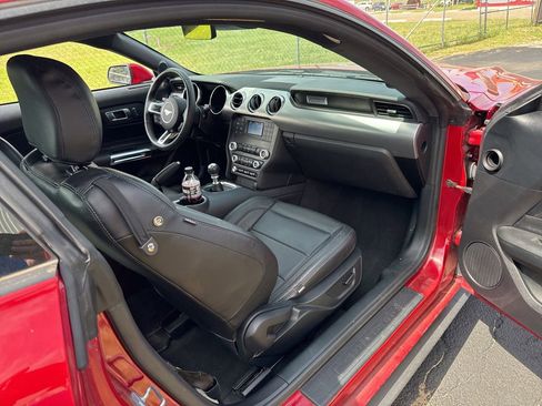 Used 2022 Ford Mustang GT RWD image 11
