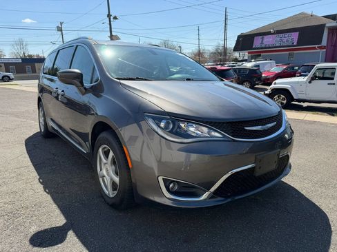 Used 2017 Chrysler Pacifica Touring-L Plus FWD image 3
