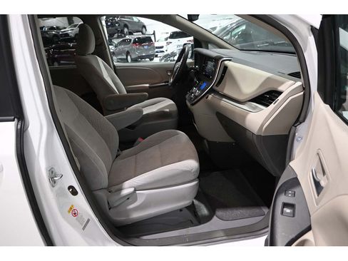Used 2019 Toyota Sienna LE FWD image 15