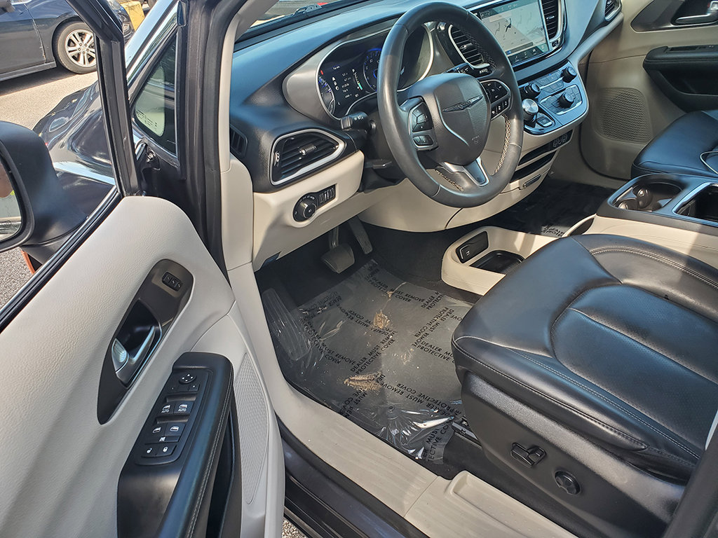 Used 2023 Chrysler Pacifica Touring-L FWD image 10