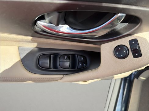 Used 2014 Nissan Rogue S FWD image 19