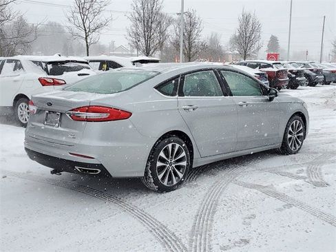 Used 2020 Ford Fusion SE image 3