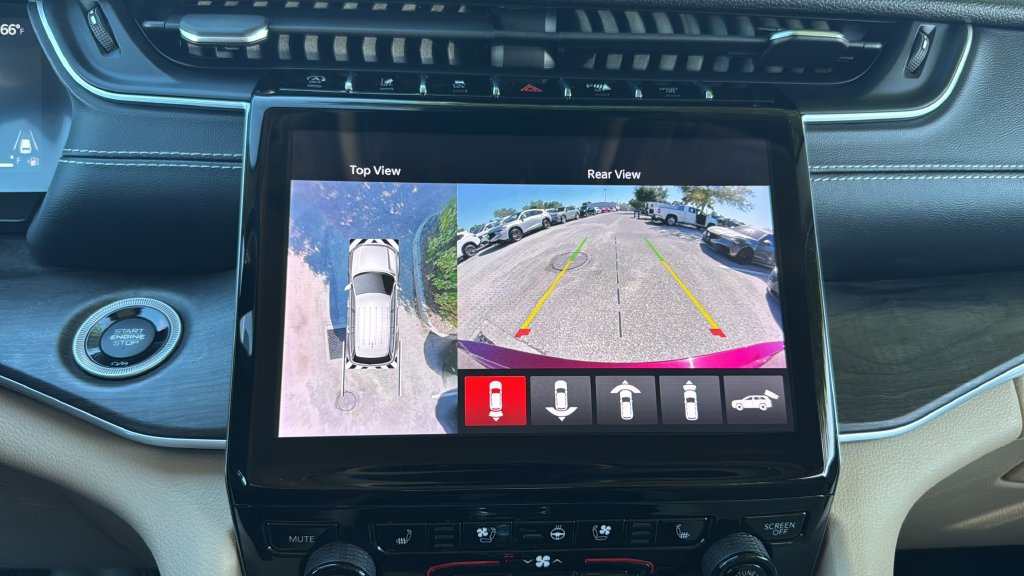 Used 2022 Jeep Grand Cherokee Limited w/ Luxury Tech Group II RWD image 15