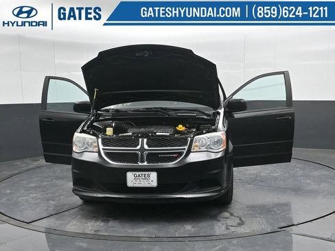 Used 2016 Dodge Grand Caravan SE image 50