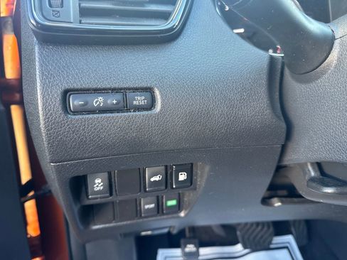 Used 2018 Nissan Rogue SV image 14