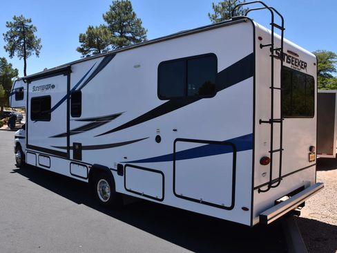 Used 2022 Ford E-450 and Econoline 450 Super Duty w/ Motorhome Prep Package RWD image 3