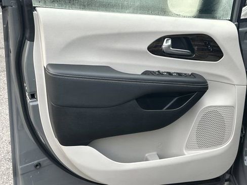 Certified 2024 Chrysler Pacifica Limited image 13
