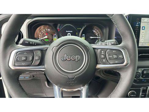 Used 2025 Jeep Wrangler Unlimited Sahara AWD/4WD image 15