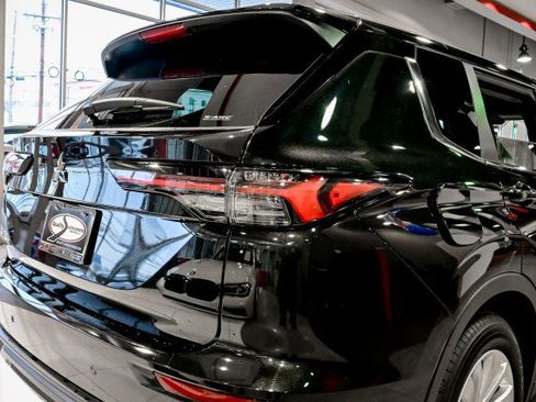 Used 2025 Mitsubishi Outlander ES image 11