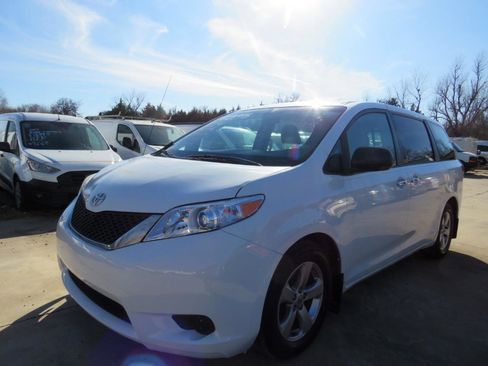 Used 2014 Toyota Sienna L FWD image 1
