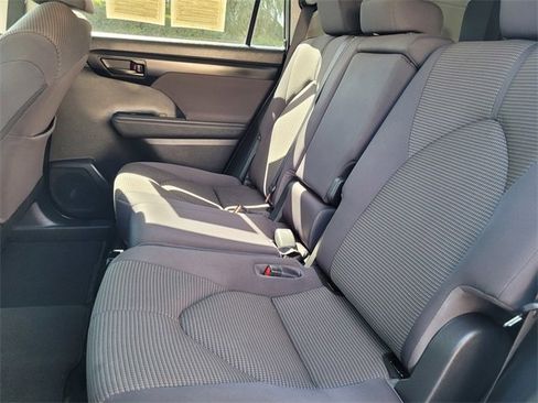 Used 2023 Toyota Highlander LE image 8