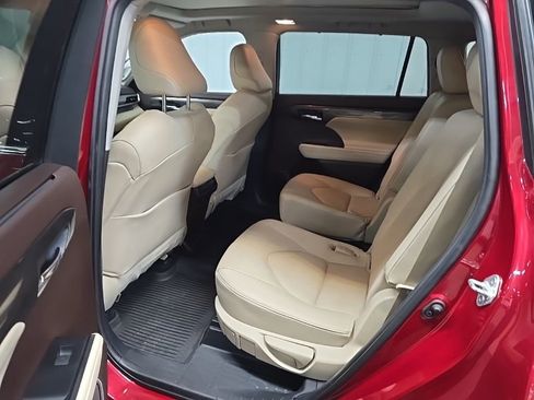 Used 2021 Toyota Highlander Platinum image 31