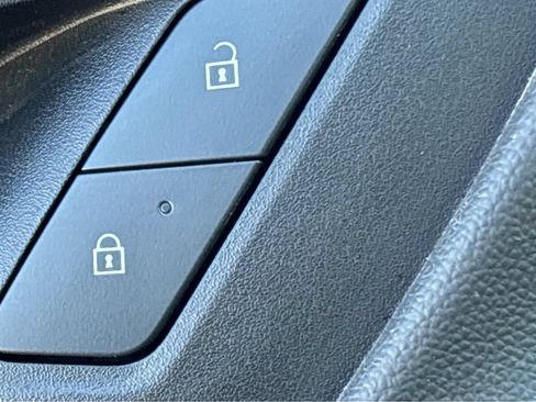 Used 2025 Chevrolet Equinox LT FWD image 32