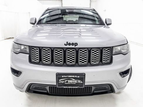 Used 2018 Jeep Grand Cherokee Altitude RWD image 12