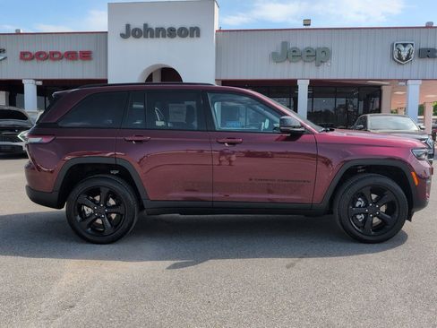 New 2025 Jeep Grand Cherokee Altitude image 8