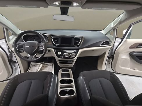 Used 2022 Chrysler Voyager LX FWD image 26