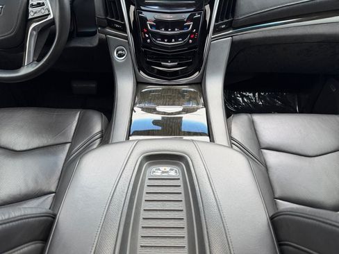 Used 2018 Cadillac Escalade Platinum AWD/4WD image 12