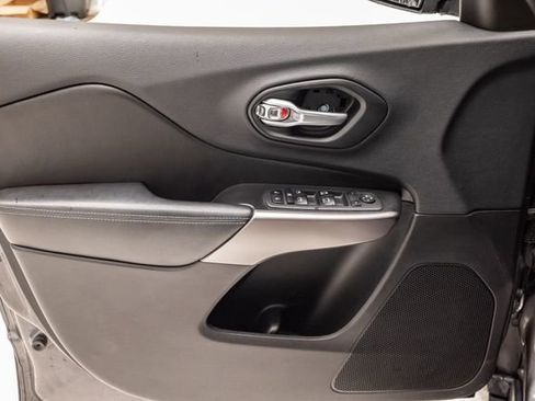 Used 2019 Jeep Cherokee Latitude Plus FWD image 8