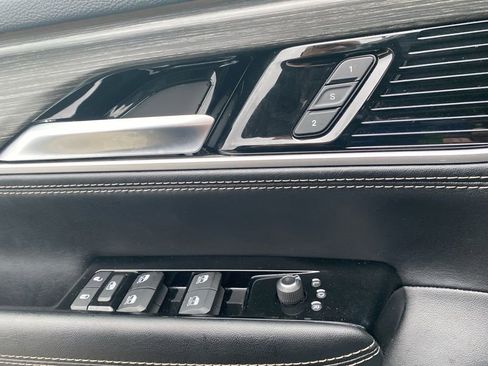 Certified 2024 Jeep Wagoneer L Series II w/ Flexible Seating Group image 28