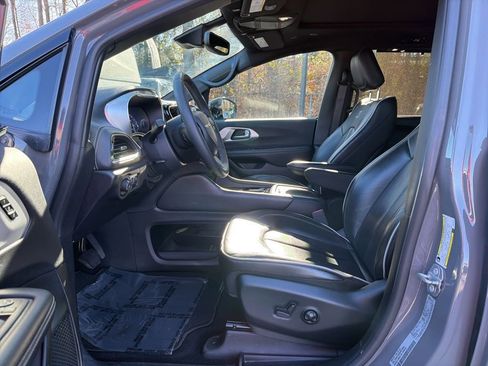 Used 2025 Chrysler Pacifica Limited image 15