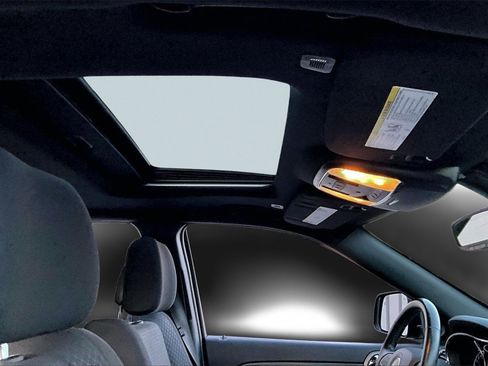 Used 2019 Jeep Grand Cherokee Laredo image 15