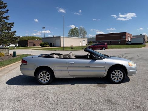 Used 2004 Chrysler Sebring Limited w/ Driver Convenience Group FWD image 5