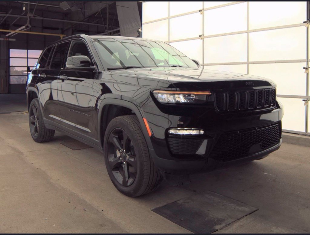 Used 2024 Jeep Grand Cherokee Limited w/ Black Appearance Package AWD/4WD image 7