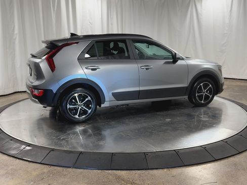 Certified 2025 Kia Niro LX image 2