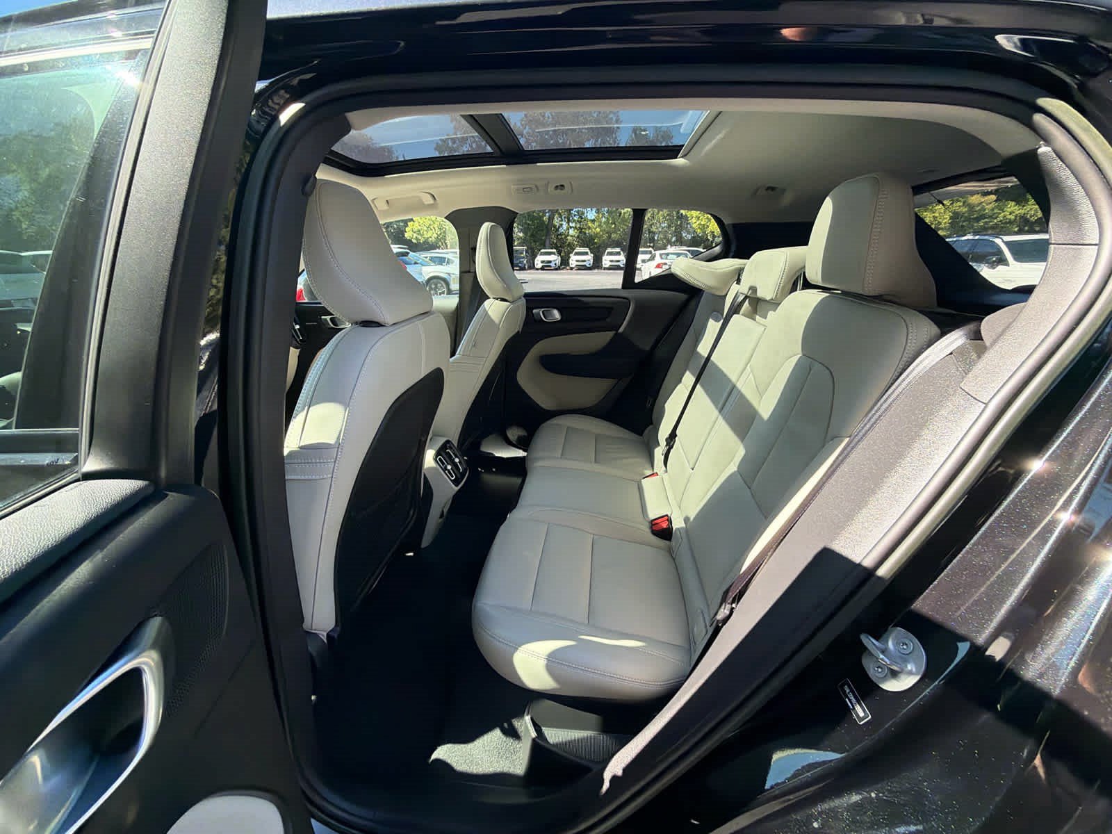 Used 2024 Volvo XC40 B5 Ultimate w/ Protection Package Premier AWD/4WD image 23