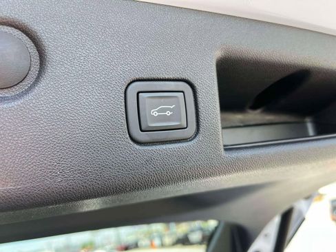 Used 2024 Chevrolet Equinox Premier image 18