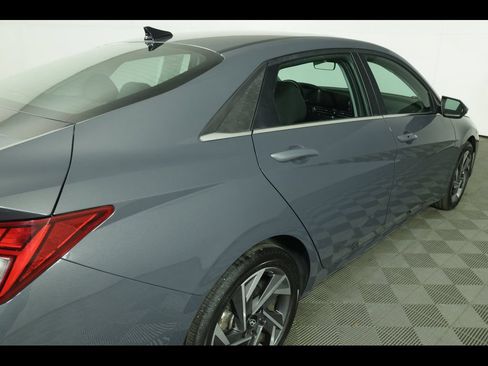 Used 2025 Hyundai Elantra SEL FWD image 17