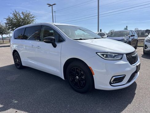 Used 2024 Chrysler Pacifica Touring-L FWD image 3