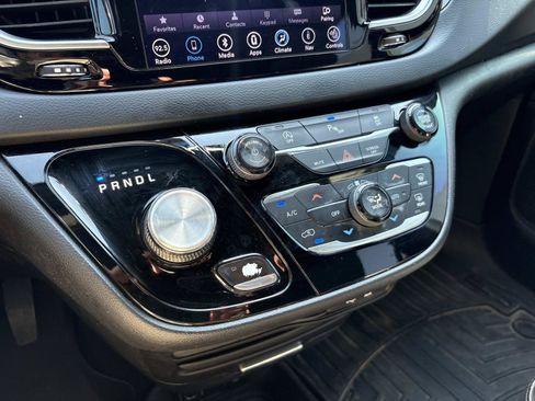 Used 2018 Chrysler Pacifica Touring-L w/ Premium Audio Group FWD image 24