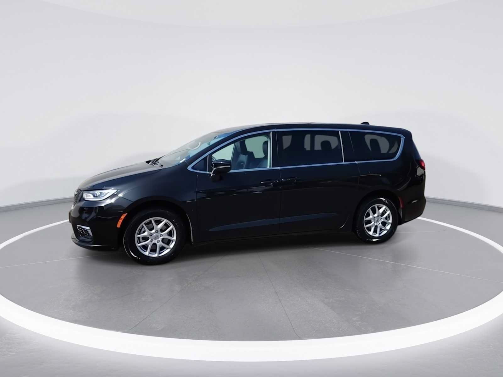 Used 2023 Chrysler Pacifica Touring-L FWD image 4