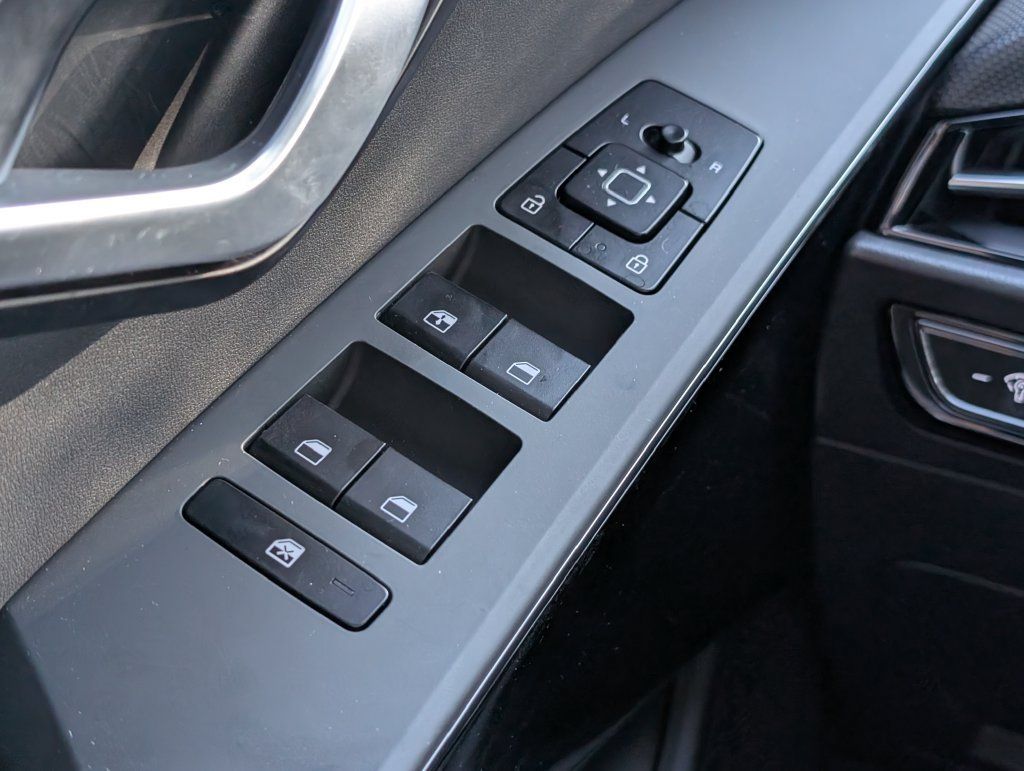 Used 2025 Kia Niro EX FWD image 25