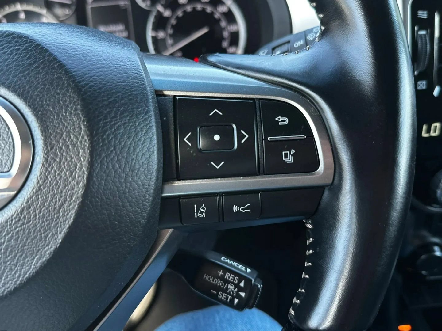 Used 2023 Lexus GX 460 Premium w/ Accessory Package AWD/4WD image 29