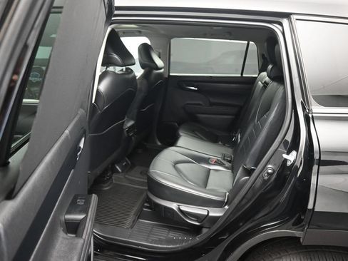 Used 2020 Toyota Highlander XLE AWD/4WD image 33