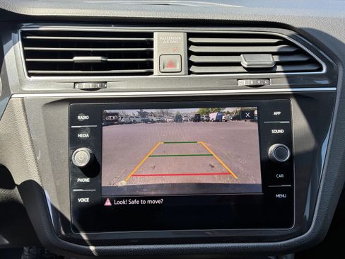 Used 2024 Volkswagen Tiguan SE image 32