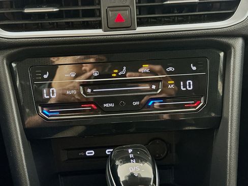 Used 2025 Volkswagen Taos SE image 23